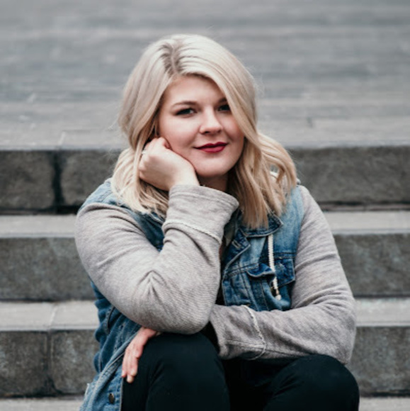 Profile Picture of Janie Lundgreen (@janielundgreen) on Poshmark