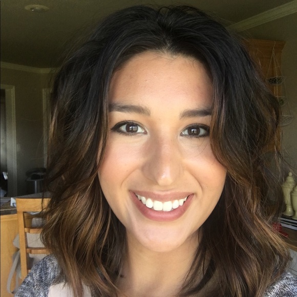 Profile Picture of Arielle Barnett (@relbarnett) on Poshmark