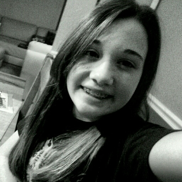 Profile Picture of Veronica James (@ver0nica_412) on Poshmark