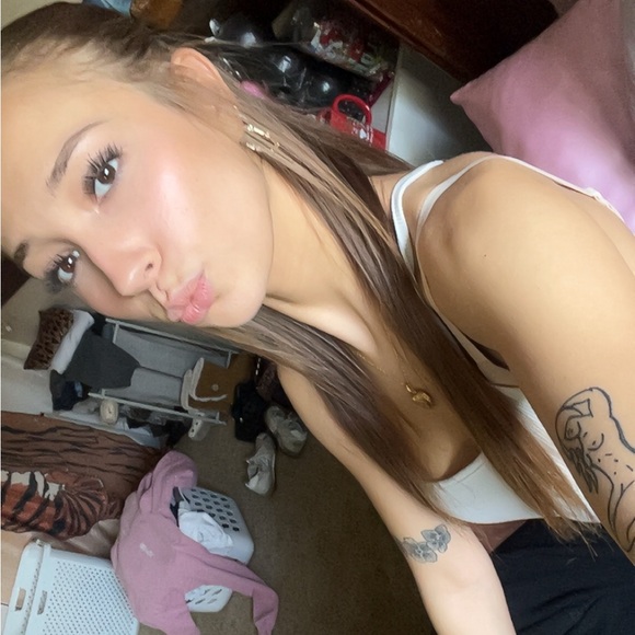 Gabrielle Feterick - Poshmark Profile Picture of Gabrielle Feterick (@gabriellefeteri) on Poshmark