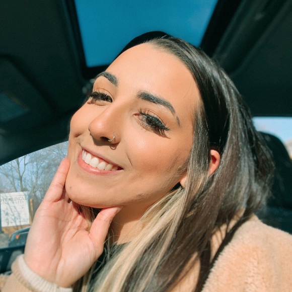 Profile Picture of Danielle Sarcinelli (@dsarcinelli52) on Poshmark