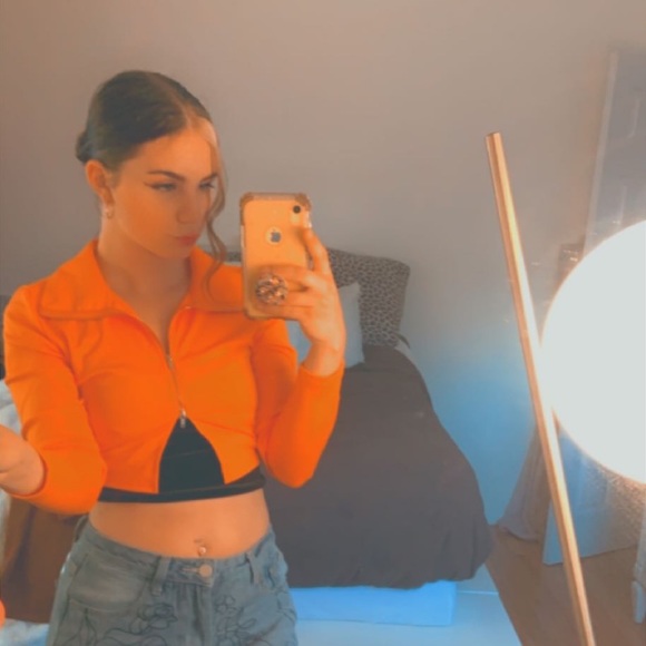 Profile Picture of Leah Vienneau (@leah_vienneau) on Poshmark