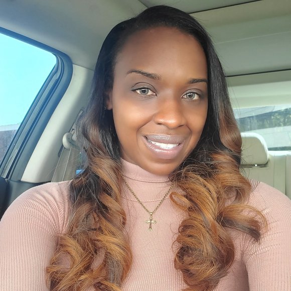 Profile Picture of Ashley Rozier (@anrozier) on Poshmark