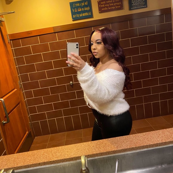 Profile Picture of Jasmine Looper (@jasminelooper) on Poshmark