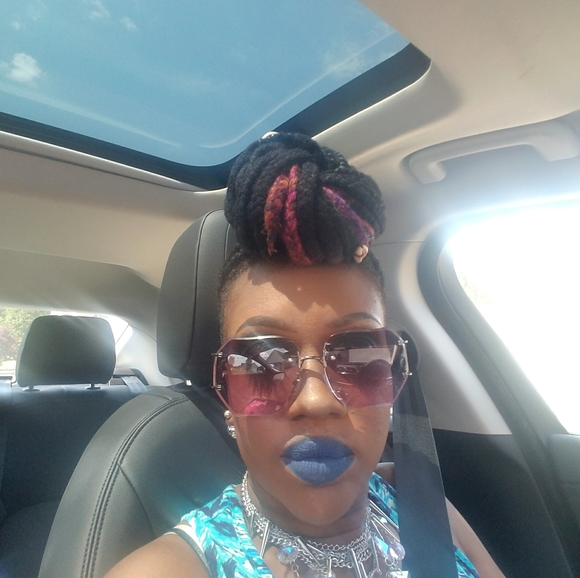 Profile Picture of Valerie Selby (@illstylz) on Poshmark