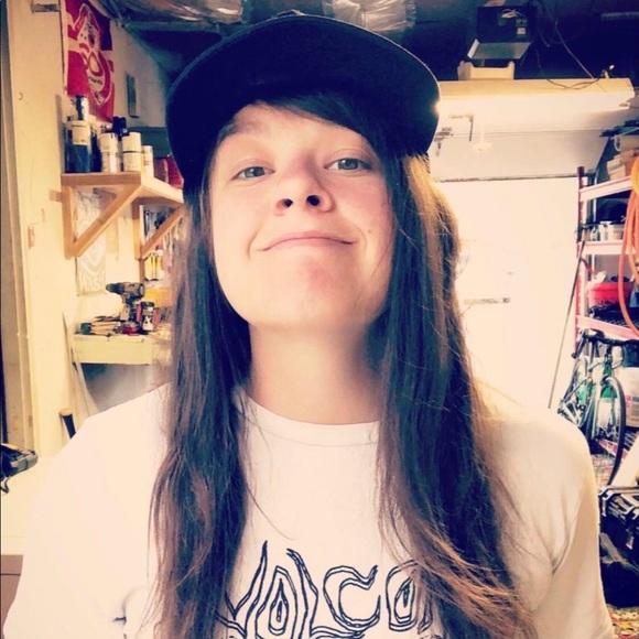Profile Picture of Brendy Muninger (@brendymg) on Poshmark