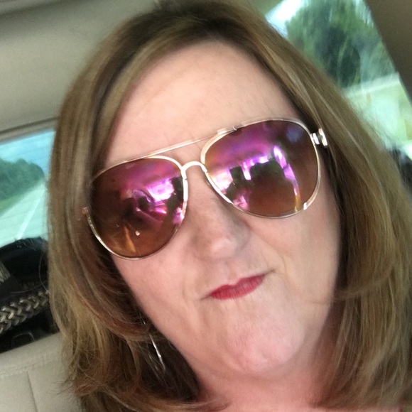 Profile Picture of Joyce Boudreaux (@joyceboudreaux) on Poshmark