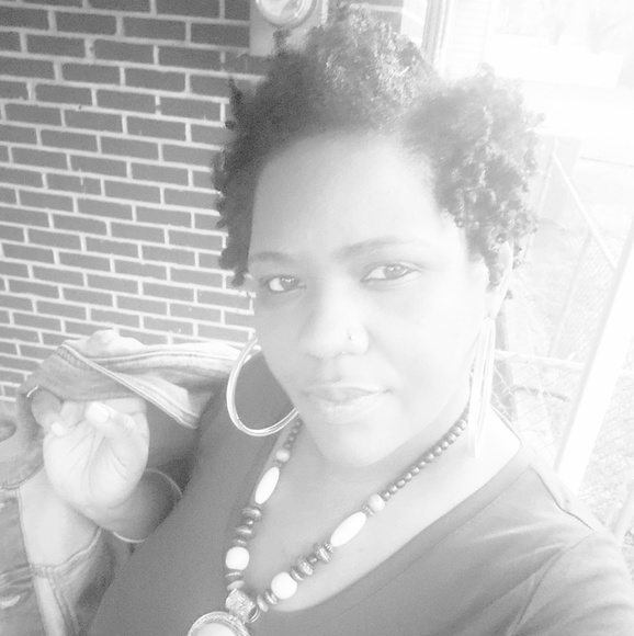 Profile Picture of Kimmie Houchens (@naturalnubian75) on Poshmark