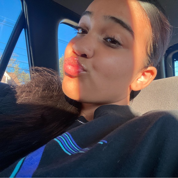 Profile Picture of Aolany Montanez (@s3lfmade_ala) on Poshmark