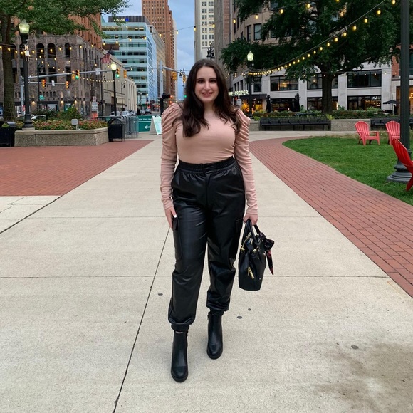 Profile Picture of Rawan Darouiche (@rawandarouiche) on Poshmark