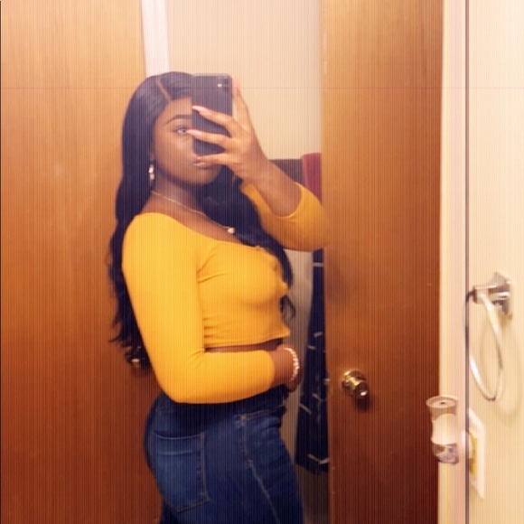 Profile Picture of Alexas Horton (@alexashorton12) on Poshmark
