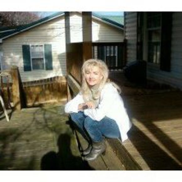Profile Picture of Amber Watters (@amberjsewell) on Poshmark