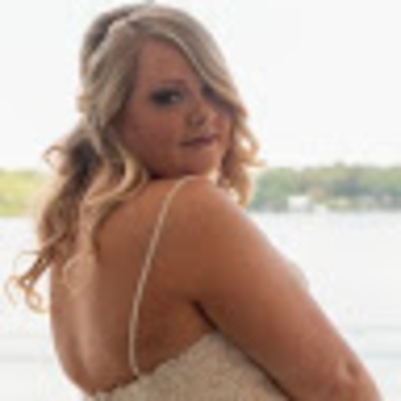 Profile Picture of Taylor Mitchell (@mrsm4tchell) on Poshmark