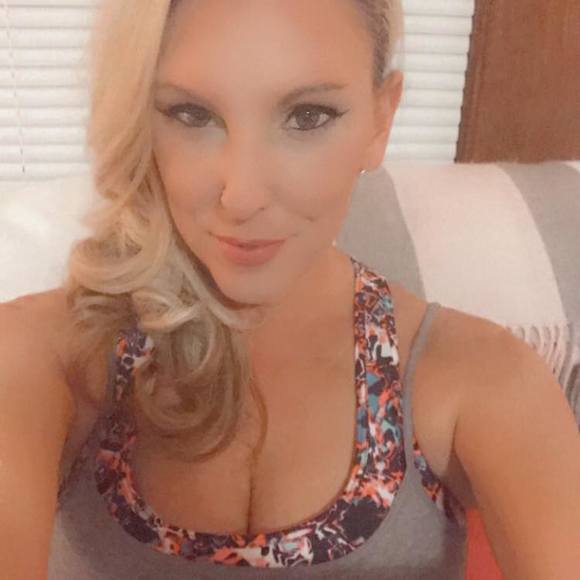Profile Picture of Holly Sassmann (@sassyholls) on Poshmark