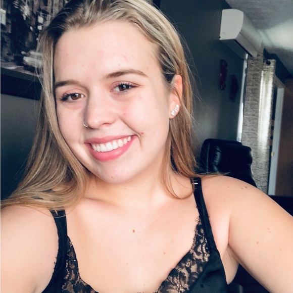 Profile Picture of Sarah-ève Beauregard (@saraheve783) on Poshmark