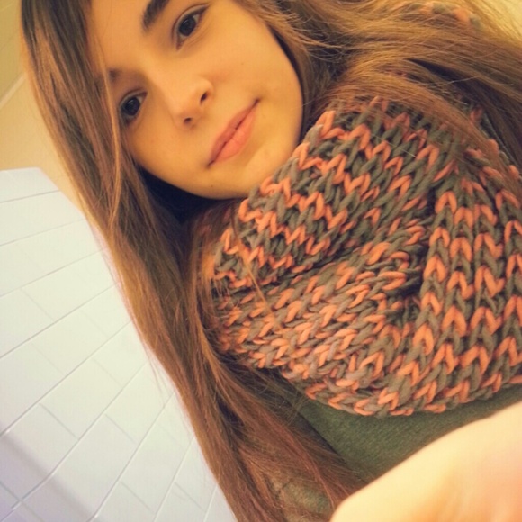 Profile Picture of Sarah Andrews (@sarahgirl1919) on Poshmark