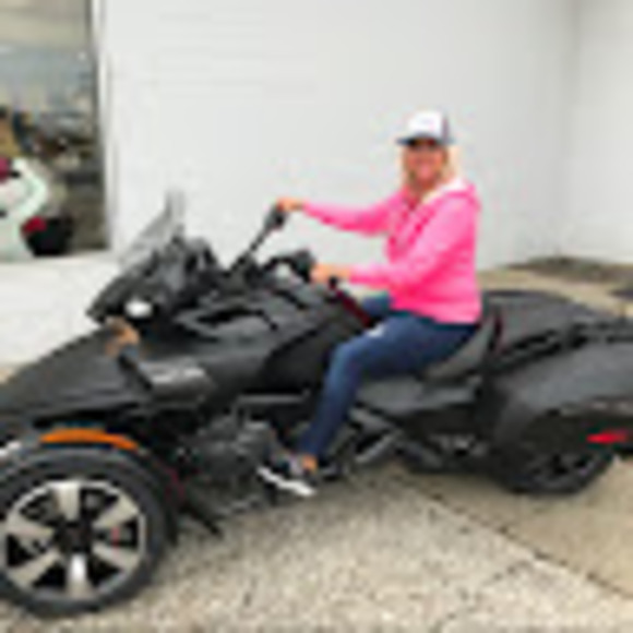 Profile Picture of Cindy Schneider (@cschneider0221) on Poshmark