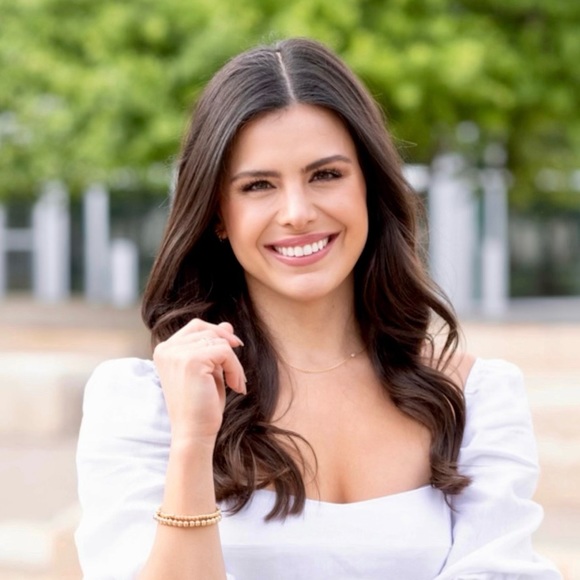 Profile Picture of Debbie Alexander (@debbiealexander) on Poshmark