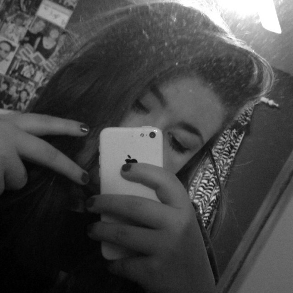 Profile Picture of Kari Oettel (@heartoutkari) on Poshmark