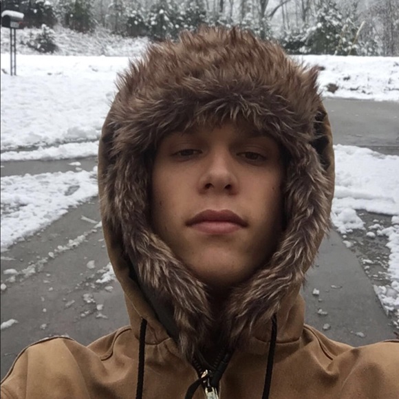 Profile Picture of Hunter Henson (@keliikahi01) on Poshmark