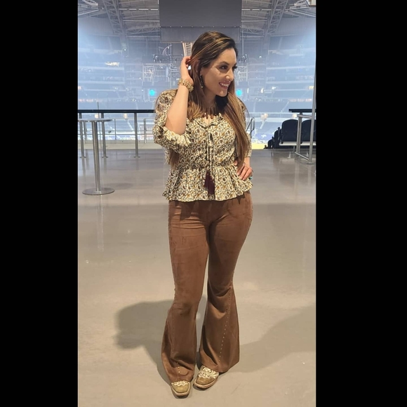 Profile Picture of Daniela Osornio (@danielaosornio) on Poshmark