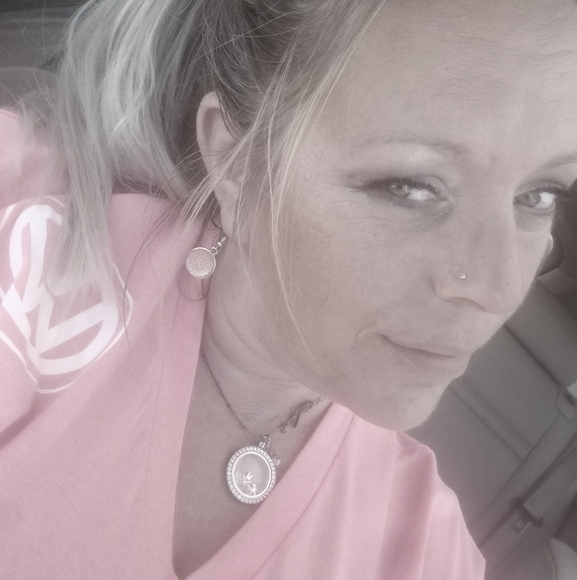 Profile Picture of Danielle Bulloch (@dani317) on Poshmark
