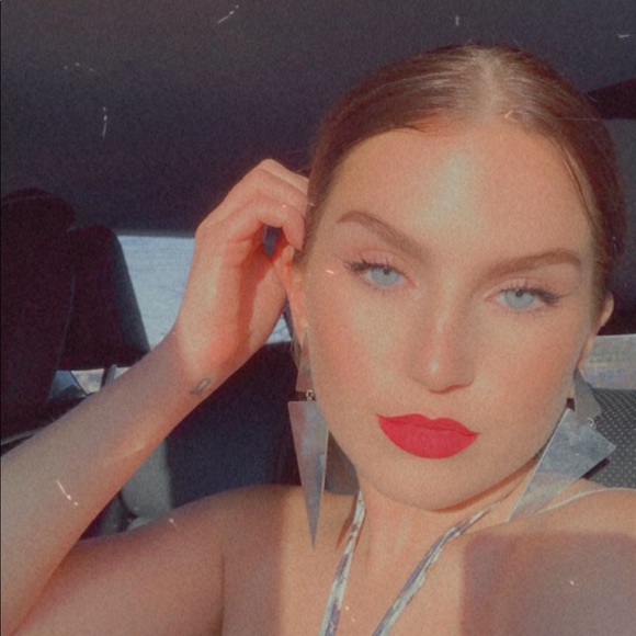 Profile Picture of Julia Nolte (@julianolte64) on Poshmark