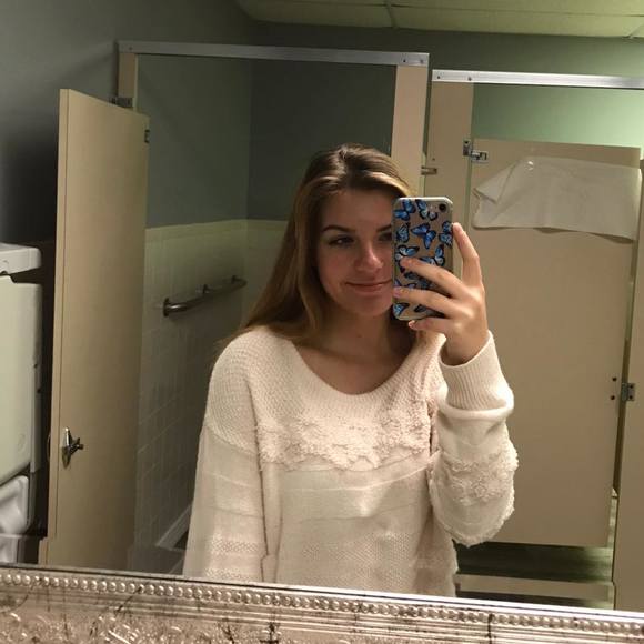 Profile Picture of Jazmin Suttner (@jazmin_suttner) on Poshmark