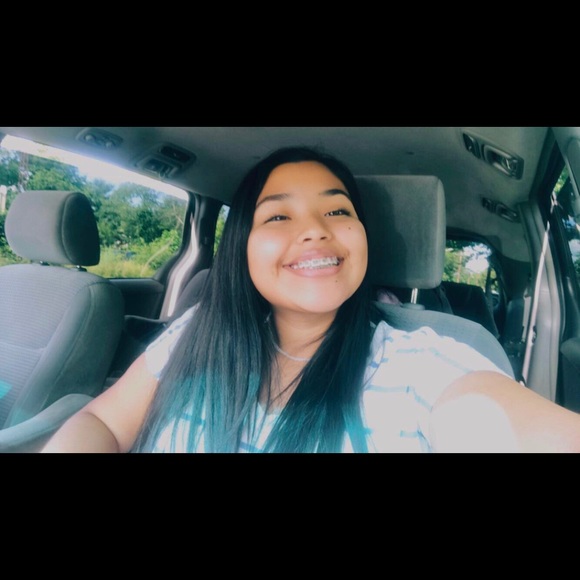 Profile Picture of Emmily Reyes (@emmily_31) on Poshmark