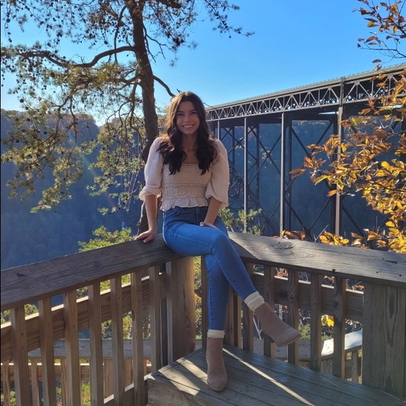 Profile Picture of Olivia Mckisic (@ommckis2) on Poshmark