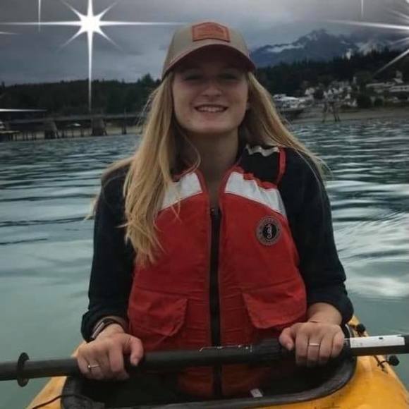 Profile Picture of Stephanie Olness (@sgolness) on Poshmark