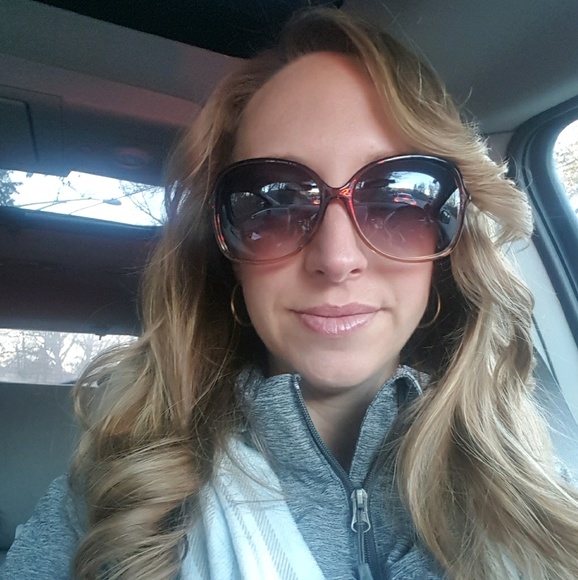 Profile Picture of Jessica Maveus (@jessruns) on Poshmark