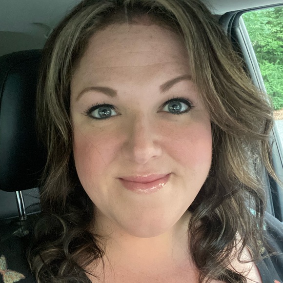 Profile Picture of Victoria Neidig (@vemmysmoms) on Poshmark