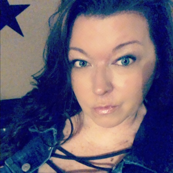 Profile Picture of Lisa Mosteller (@lisamosteller76) on Poshmark