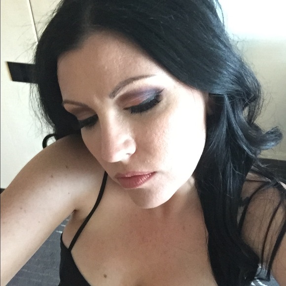 Profile Picture of Danielle Giblin (@glitter_it) on Poshmark