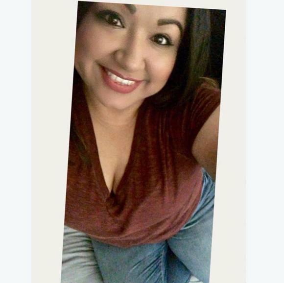 Profile Picture of Crystal Silvas (@csilvas12) on Poshmark