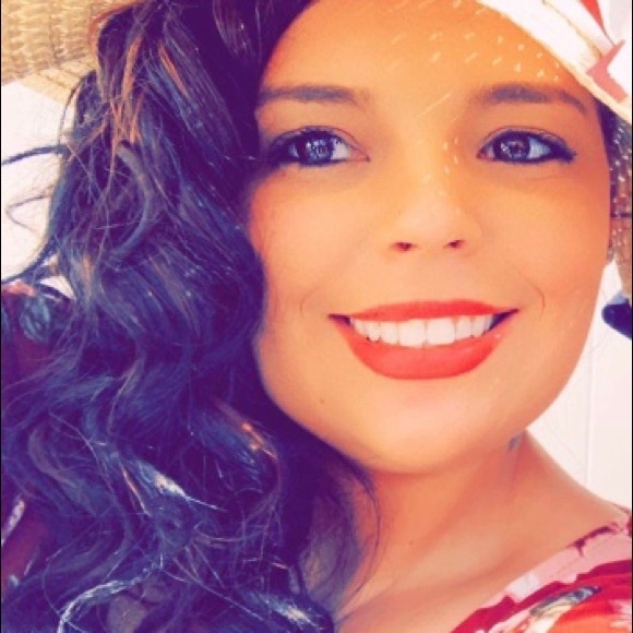 Profile Picture of Amanda Foutch (@amandafoutch) on Poshmark