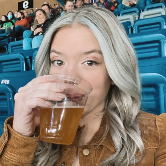 Profile Picture of Meredith Potter (@mere_potter) on Poshmark