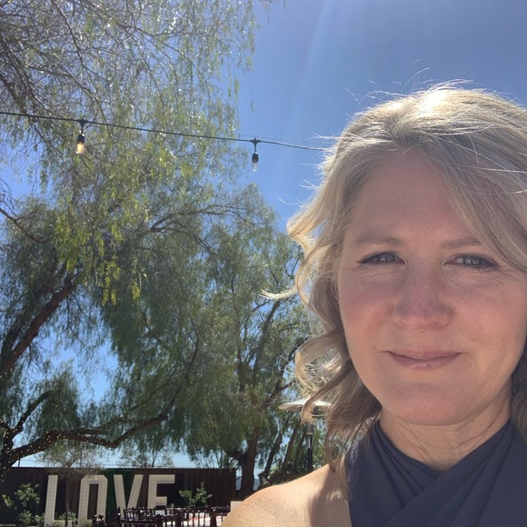 Profile Picture of Lorna Day (@ldmackday) on Poshmark