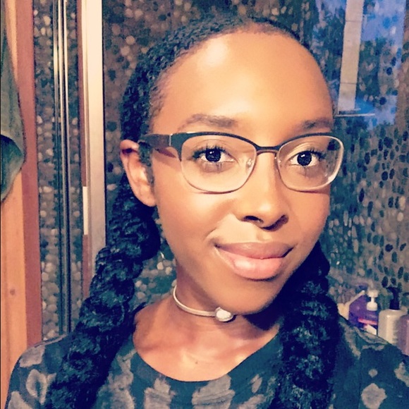 Profile Picture of Olivia Pugh (@thriftyhawaii) on Poshmark