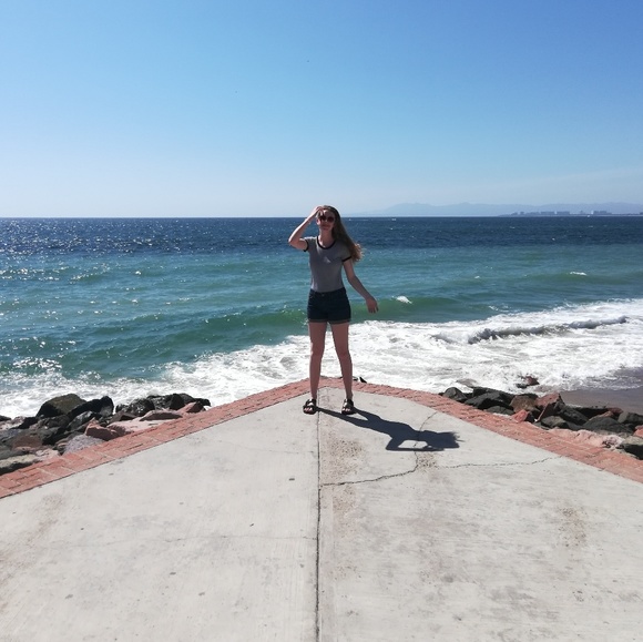 Profile Picture of Rachel Hoogland (@rachiedanae) on Poshmark