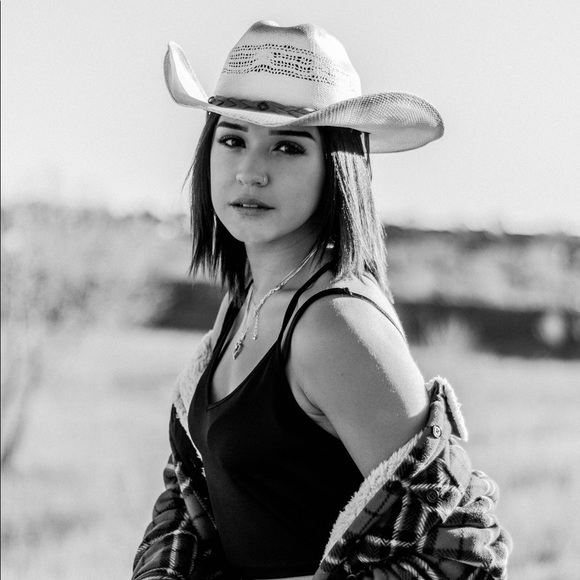 Profile Picture of Emma Alevras (@emmaalevras) on Poshmark