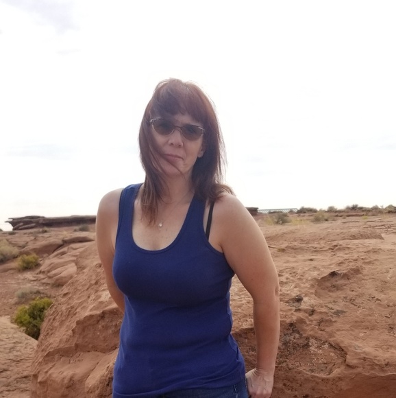 Profile Picture of Tammie Romey (@taromey) on Poshmark