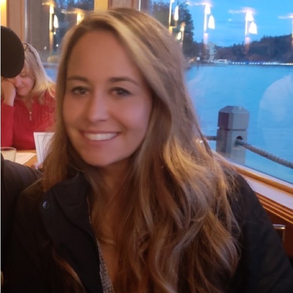 Profile Picture of Amanda Harrington (@amanda_e01) on Poshmark
