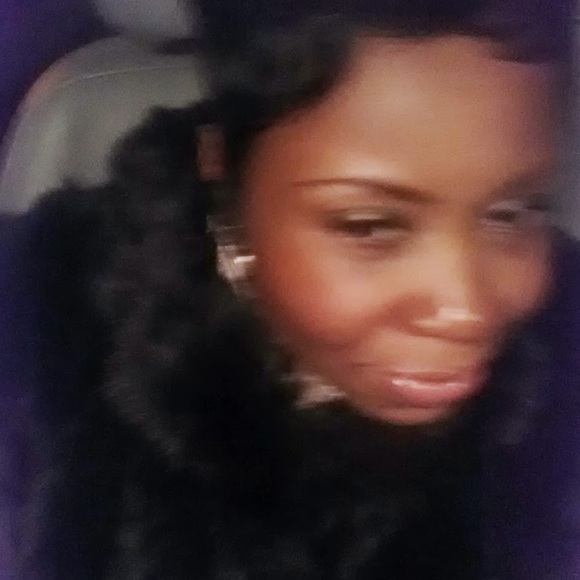 Profile Picture of Beverly Agness (@sheerz30) on Poshmark