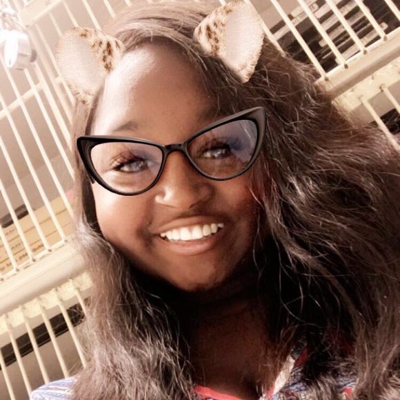 Profile Photo of Larryca Glover (@larryca) on Poshmark