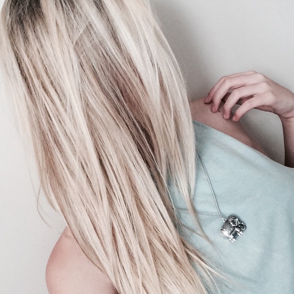 Profile Picture of Tyra Thomopoulos (@tyrathomopoulos) on Poshmark