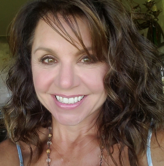 Profile Picture of Pamela Hinton (@aussiegogojo12) on Poshmark