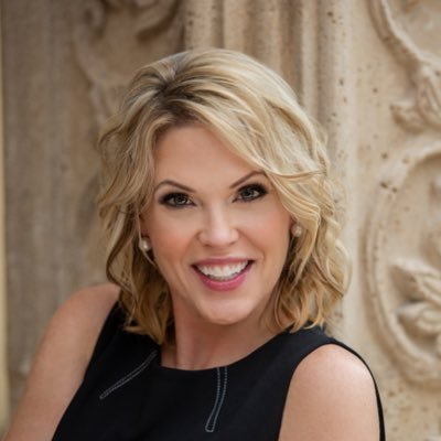 Profile Picture of Lori (@LoriLorikeeton) on Twitter