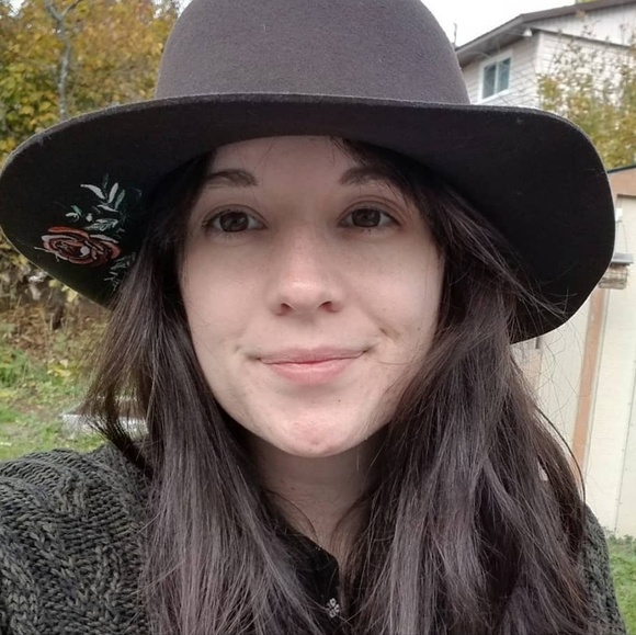 Profile Picture of Amanda Braithwaite (@threadwaite) on Poshmark